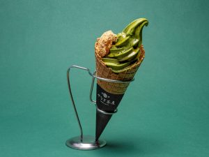 『やなぎ茶屋』の「きなこわらび餅抹茶ソフトクリーム」（869円）