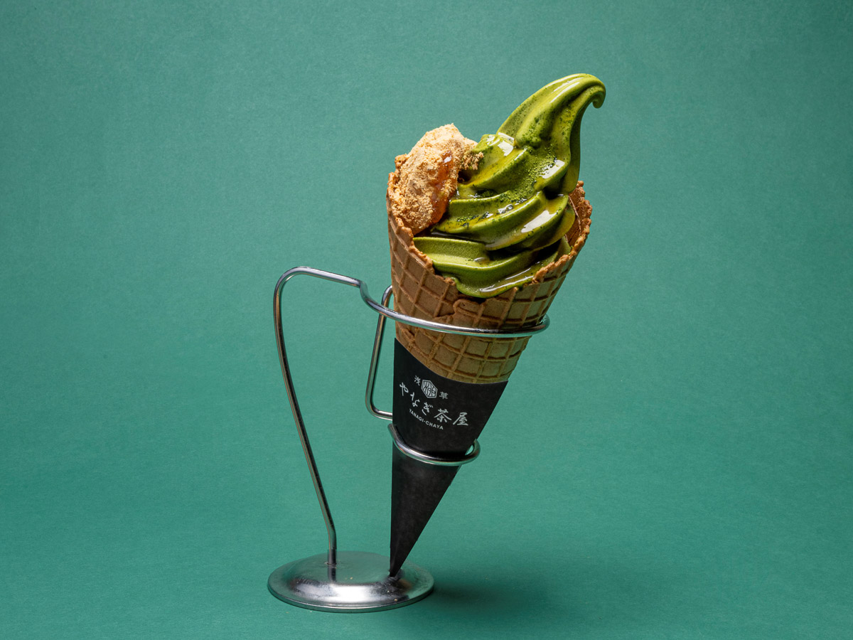 『やなぎ茶屋』の「きなこわらび餅抹茶ソフトクリーム」(869円)