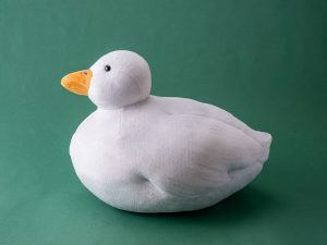 『フェリシモユーモア』の「ぽってり丸い 真っ白アヒルのもっちりクッション」