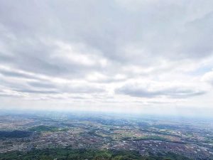 男体山頂からの眺め。天気が良ければスカイツリーも見えます。標高は男体山が871m、女体山が877m