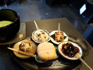 SNSで話題！行列ができる京都の炙り団子屋『十文堂』の名物が詰まった「だんだん」をいただく