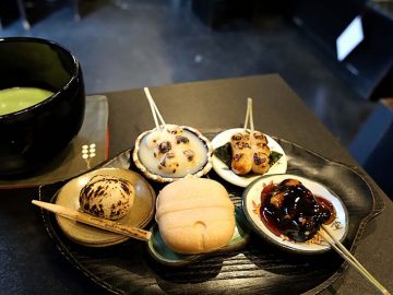 SNSで話題！行列ができる京都の炙り団子屋『十文堂』の名物が詰まった「だんだん」をいただく