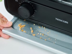 天板とパンくずトレイは本体からスムーズに取り外せるスライド式