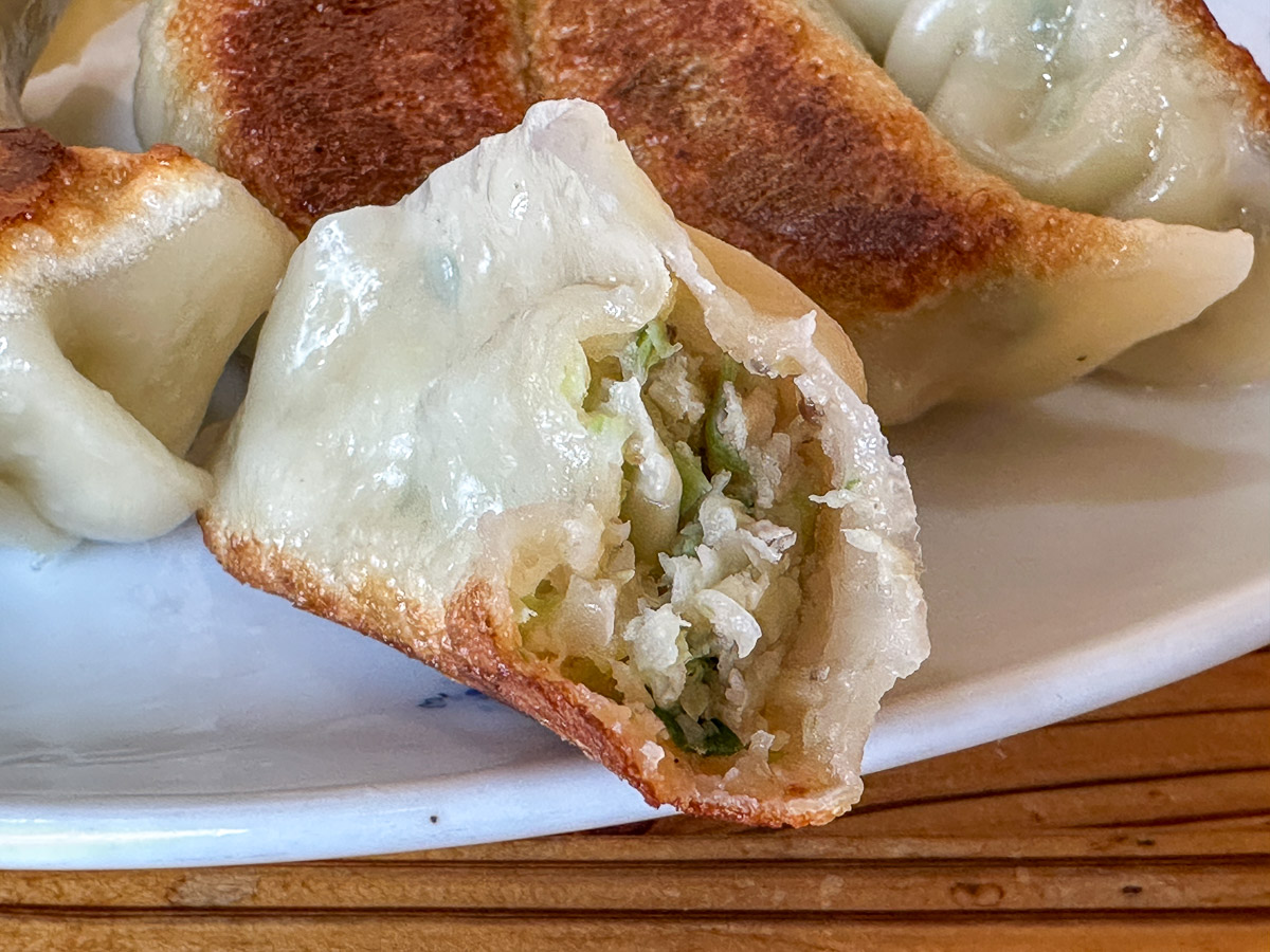 野菜多めの餃子なので、ヘルシーさも人気の秘訣
