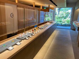 中庭があって明るい店内にディスプレイされたオシャレな和菓子