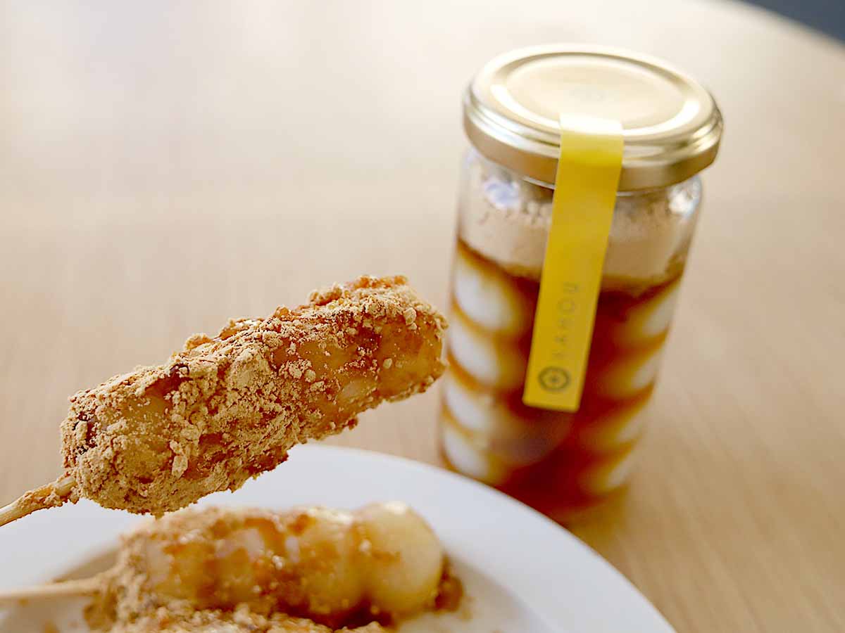瓶から取り出して団子を食べるという不思議な体験 [食楽web]