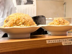 チャーハンは1000円。左が大盛り（プラス150円）、右が半チャーハン500円