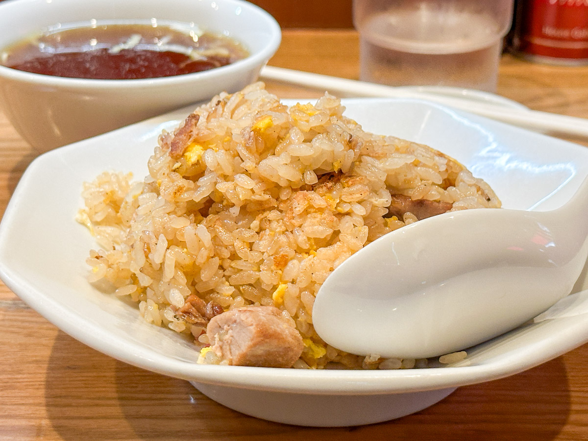 こちらは半チャーハン500円。ゴロっとしたチャーシューが入っています