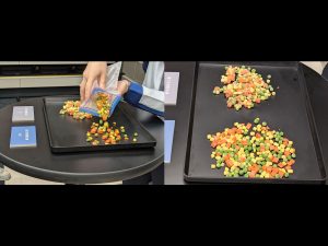手前が「霜つき抑制機能」で保存したミックスベジタブル