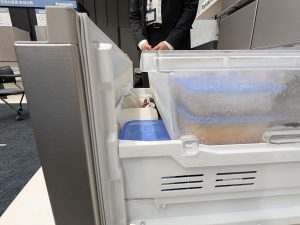 個人的お気に入りポイントは、上段ケースと下段に少し隙間があって逃げ道があるところ。ペットボトルも立てたまま冷凍できます