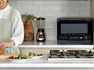 壁際にピタッと置けるシロカの「オーブンレンジ」の新モデルが登場。その実力とは？