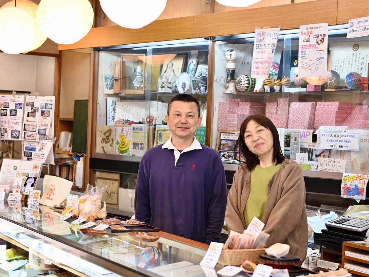 店主の鈴木義済さんと奥様。アットホームな家族経営のお店がまた素敵