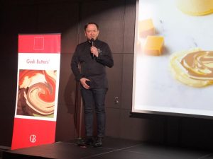 「バターがチョコを引き立て、チョコがバターを引き立てる。その一体感は、まさにウィン＝ウィン。味見をした瞬間、これはいけると確信しました」と話すヤニックシェフ
