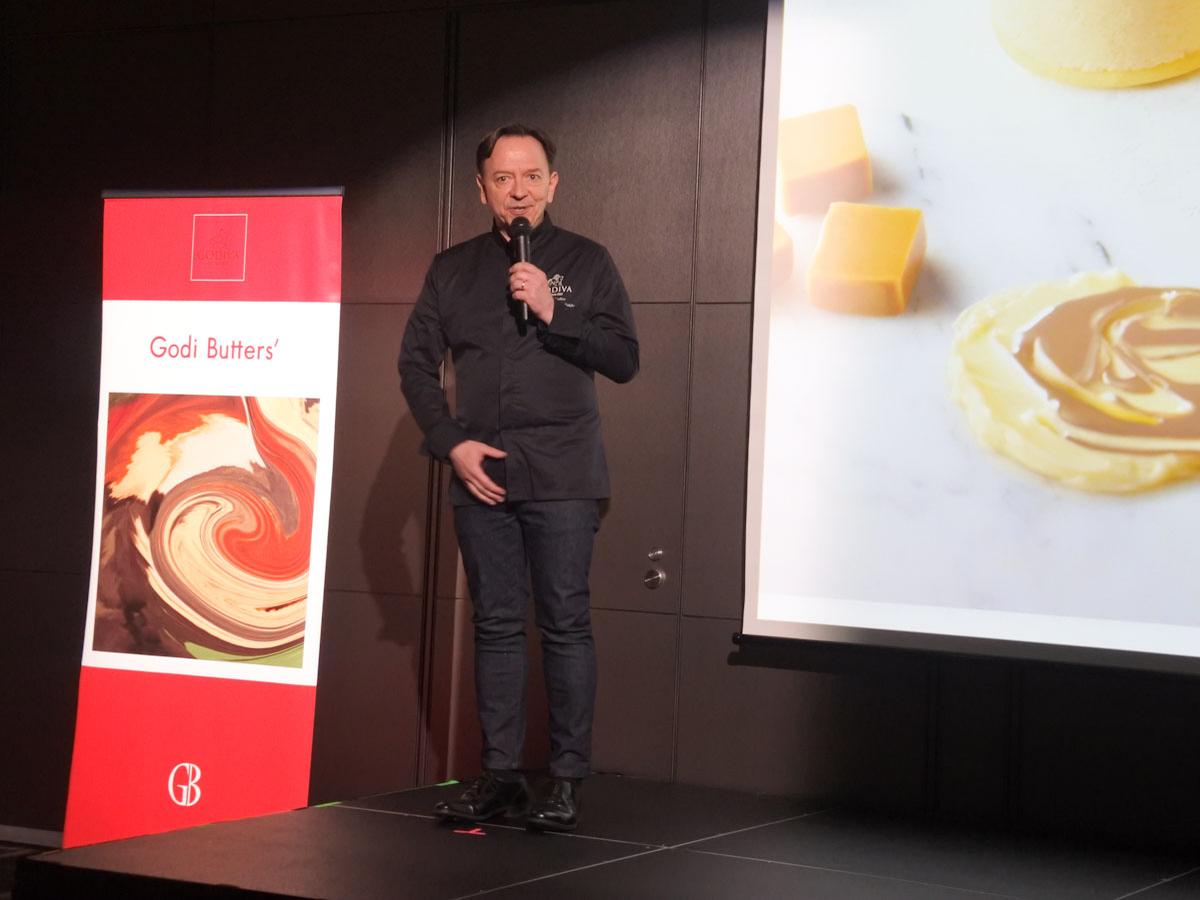 「バターがチョコを引き立て、チョコがバターを引き立てる。その一体感は、まさにウィン=ウィン。味見をした瞬間、これはいけると確信しました」と話すヤニックシェフ