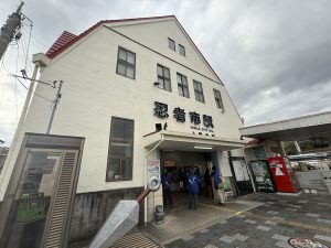 上野市駅が「忍者市駅」になっていて周辺は忍者のオブジェや人形が置かれている