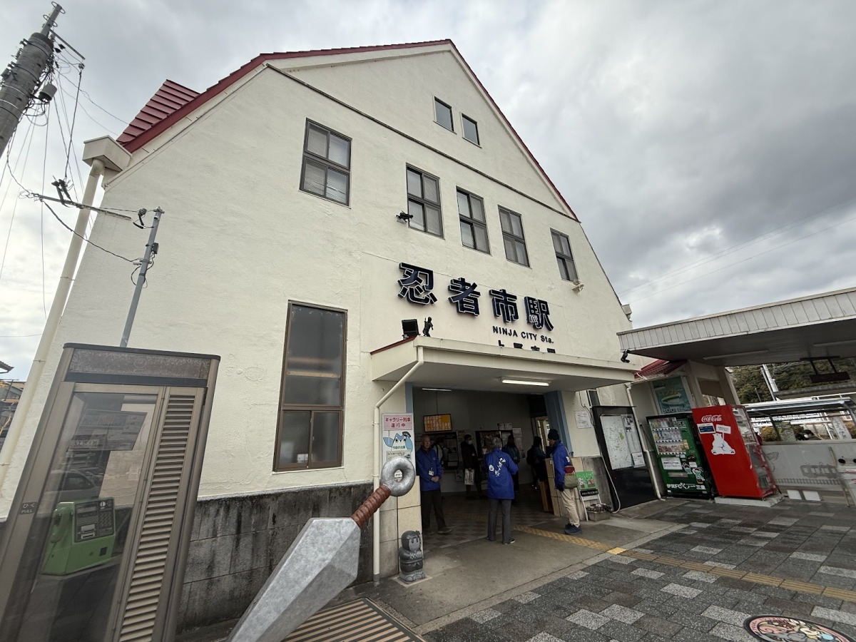 上野市駅が「忍者市駅」になっていて周辺は忍者のオブジェや人形が置かれている