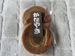 かたやき（3枚入り150円、10枚入り350円）ゴマと海苔2つの味がある