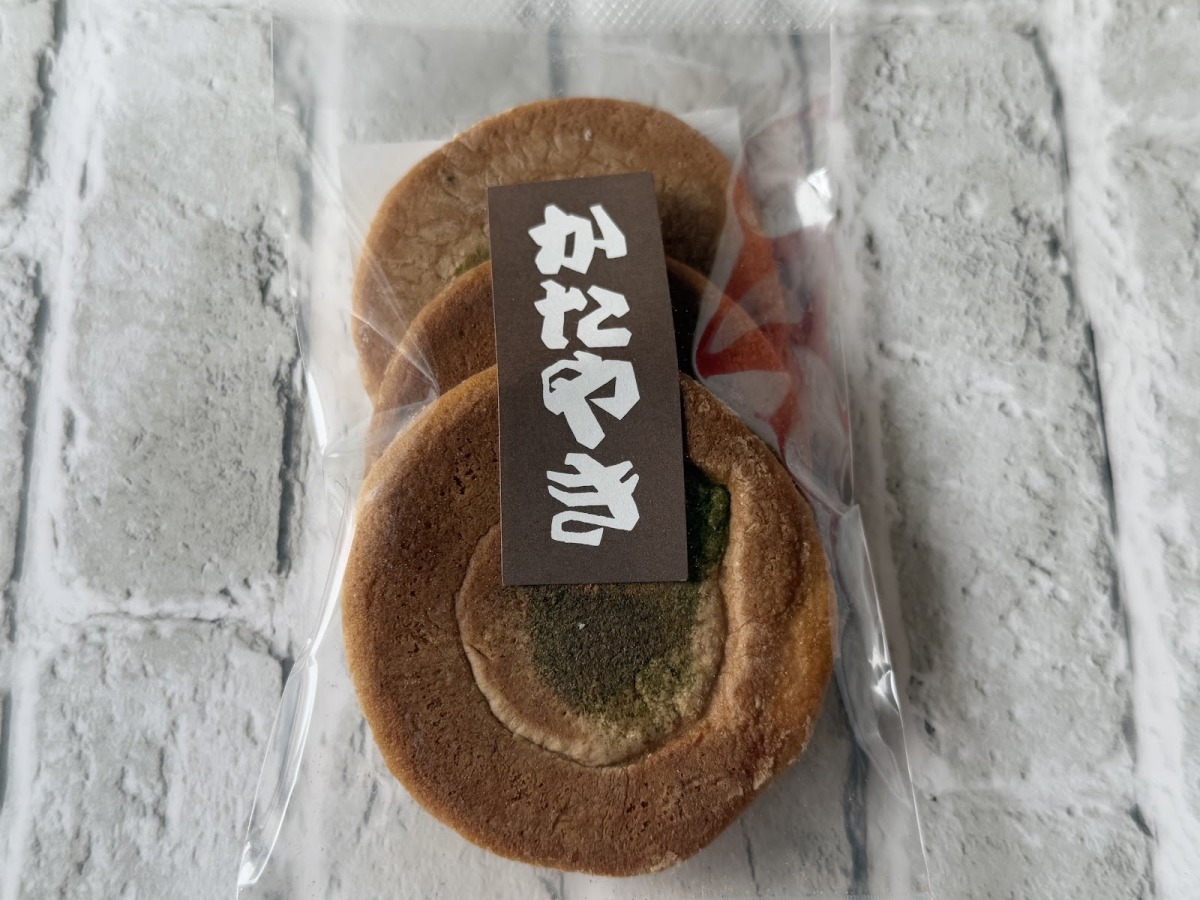 かたやき(3枚入り150円、10枚入り350円)ゴマと海苔2つの味がある