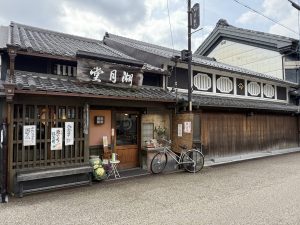 『湖月堂』は、城下町の雰囲気にぴたりとマッチした店構え