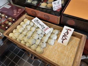 きなこ餅などの餅菓子も作りたて