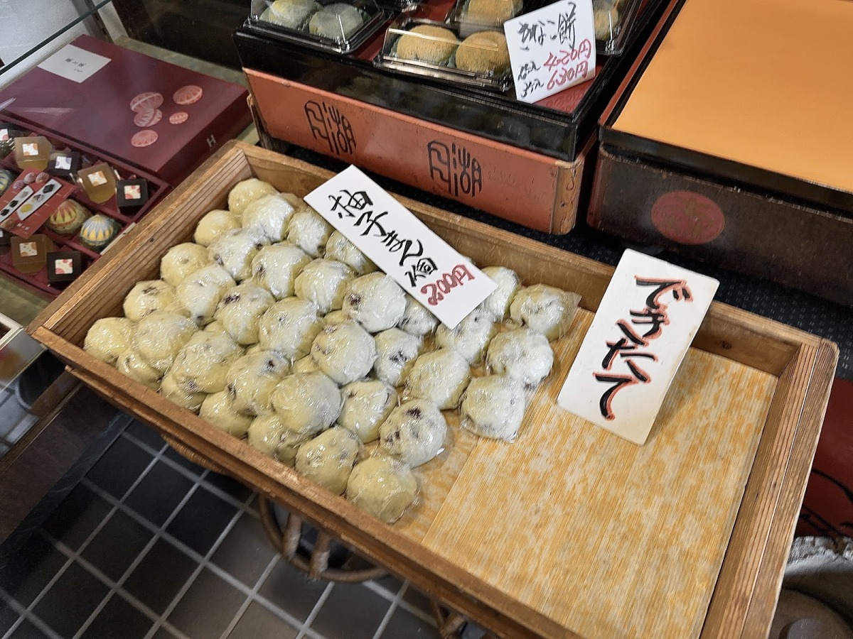 きなこ餅などの餅菓子も作りたて