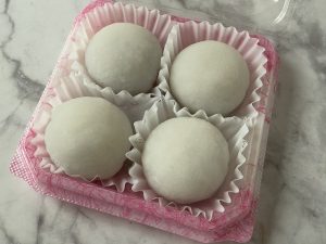 おかゆ大福（610円）。見た目は普通の大福