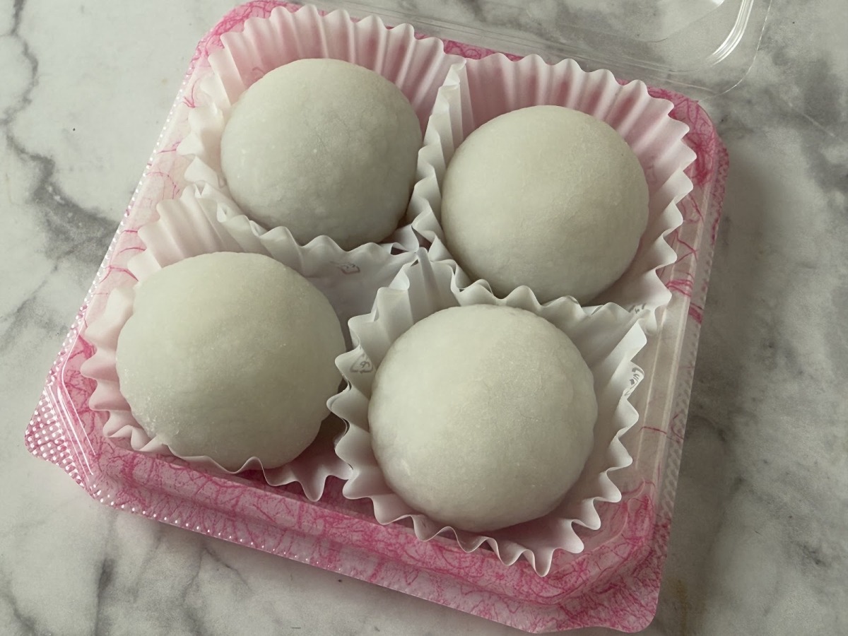 おかゆ大福(610円)。見た目は普通の大福