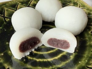 断面を見ても普通の大福。でも食べてみると……？