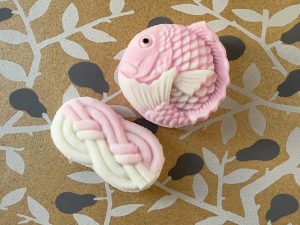 左下が「千代結び」（200円）、右が「ちい鯛おしもん」（250円）