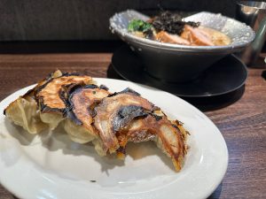 餃子が旨い東京のラーメン屋。高円寺で人気の燕三条系背脂中華そばの『福鳳』の手作り餃子がおいしい理由