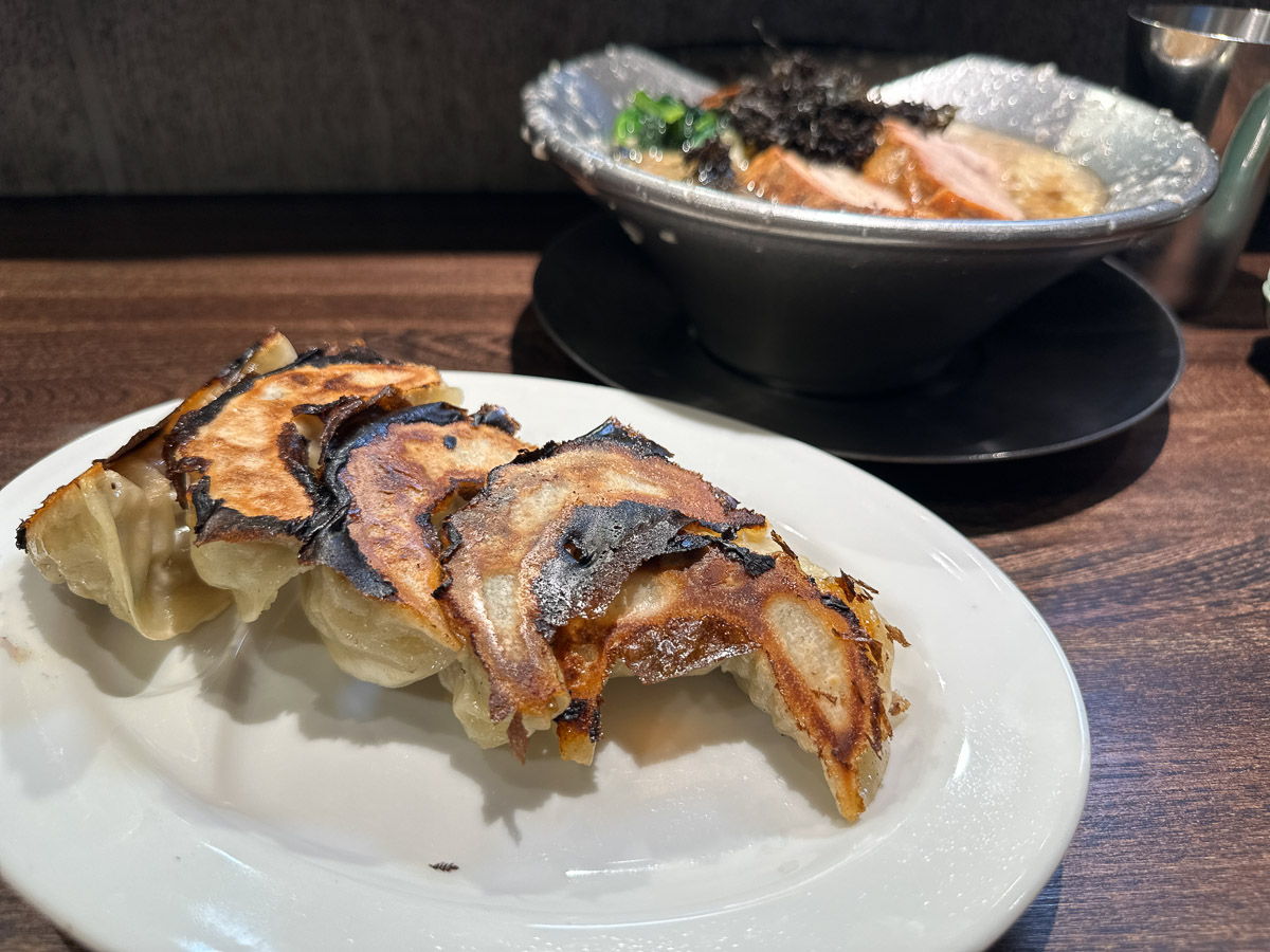 餃子が旨い東京のラーメン屋。高円寺で人気の燕三条系背脂中華そばの『福鳳』の手作り餃子がおいしい理由