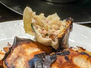 中の餡は肉々しく、しっかりした食感のある野菜も特徴的