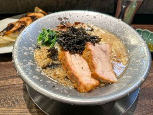 「中華そば」900円。ステンレス製の真空断熱の丼を使用[食楽web]