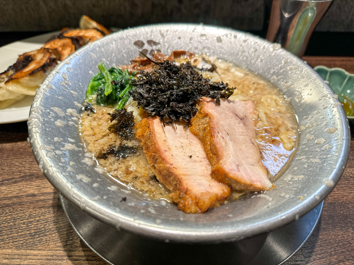 「中華そば」900円。ステンレス製の真空断熱の丼を使用[食楽web]
