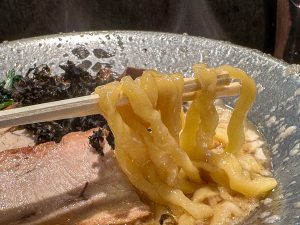 手もみ麺は太めでスープをしっかりと絡め取ってくれる