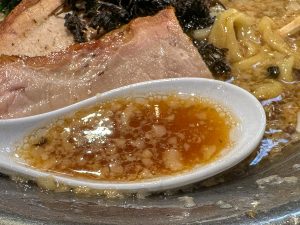 背脂たっぷりのスープ