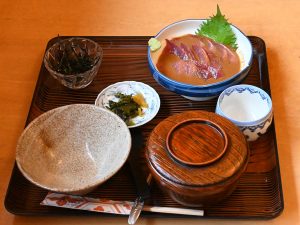 「かつお茶漬け」 1850円。かつお12切れを漬け丼として、茶漬けとして味わう。満腹セットにはかつお煮物or脂身塩焼き、卵であえたかち飯が付く