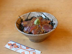 まずは漬け丼でいただく