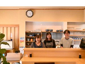 店主の尾代さん（右）とスタッフのみなさん