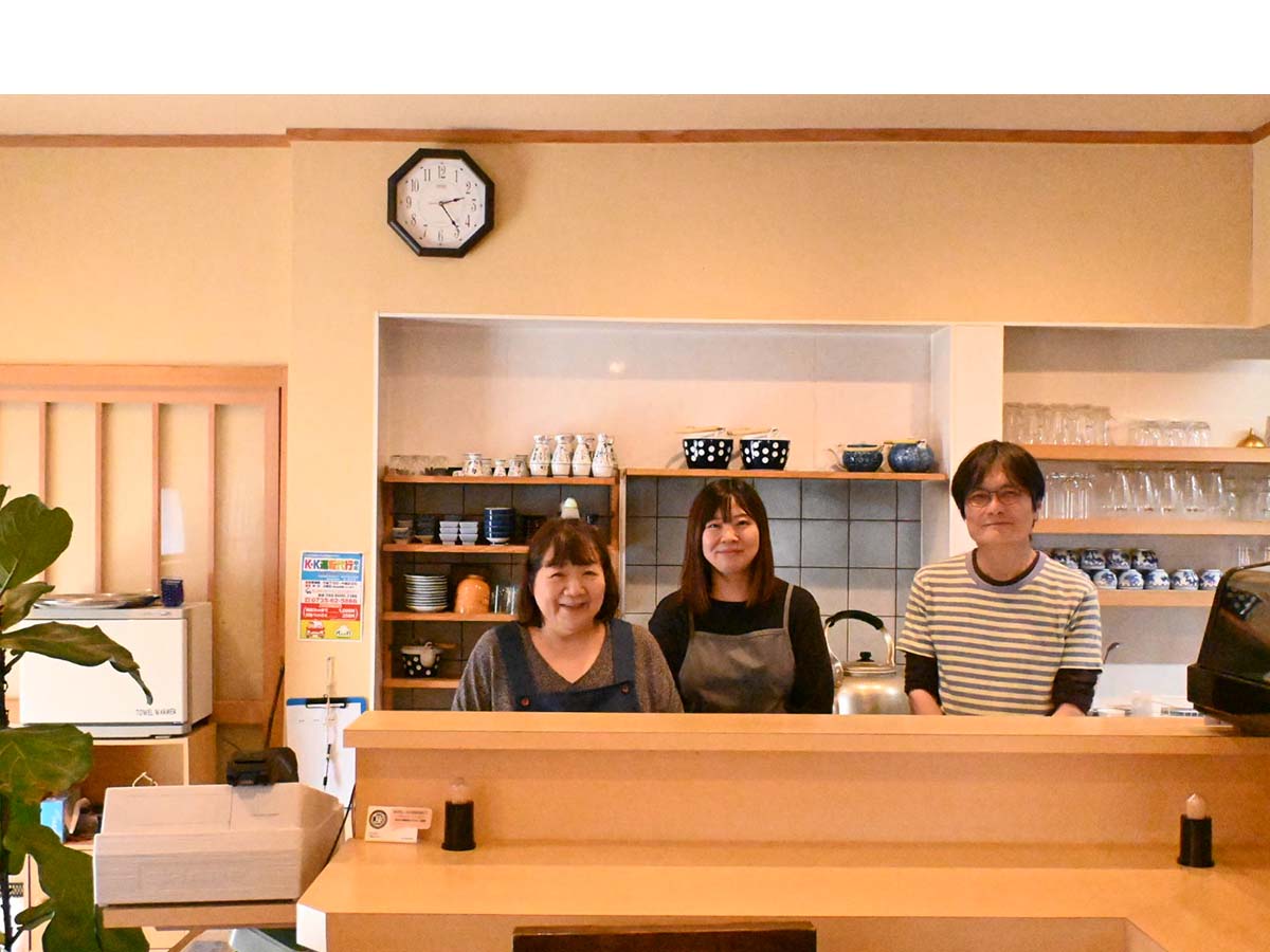 店主の尾代さん(右)とスタッフのみなさん