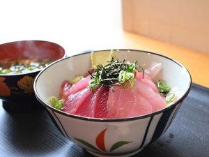 「もちもち生まぐろ二色丼」1200円。「もちもち生まぐろ丼」1450円、「もちもち生びんちょうまぐろ丼」980円（いずれも税込）もあり。全て特製のあら汁付き