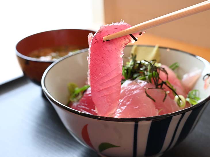 まぐろの美味しさを引き立てる専用の醤油も上品