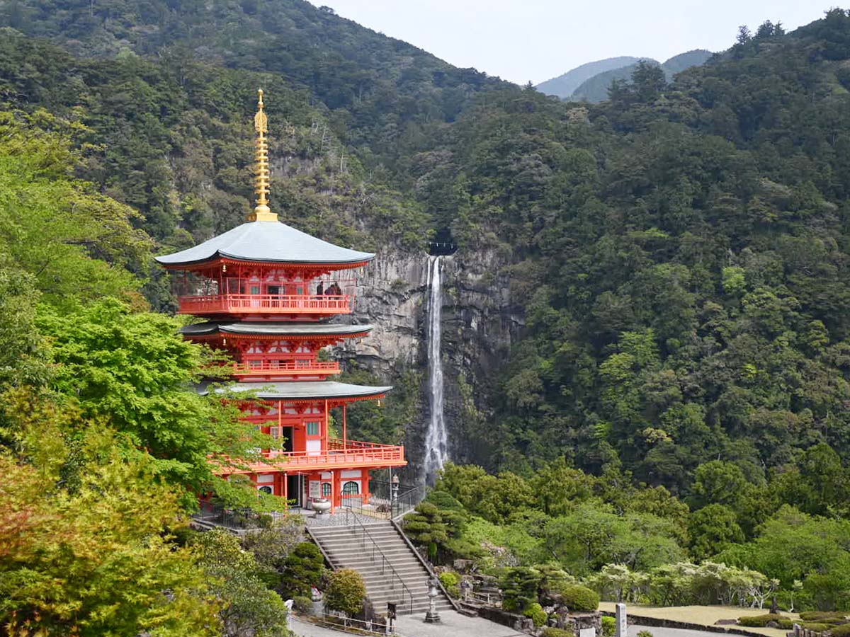 那智山青岸渡寺の三重塔と、日本一の高さを誇る「那智の滝」