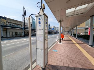 『喫茶ベニ屋』の道路はさんで真向かいのバス亭から乗車