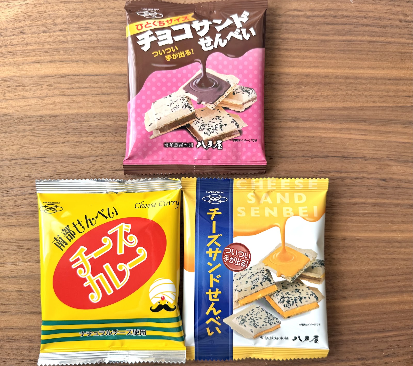 上が「チョコサンドせんべい」、左が「チーズカレーせんべい」、右「チーズサンドせんべい」すべて160円