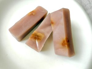 こし餡の色で、うっすらピンク色。胡桃がゴロリと入っている。