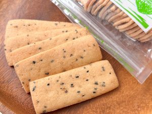 小麦粉の素朴な味わいと黒胡麻の香ばしい風味がクセになる