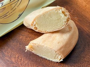 隙間なくびっしりとバナナ風味の白餡が詰まっている