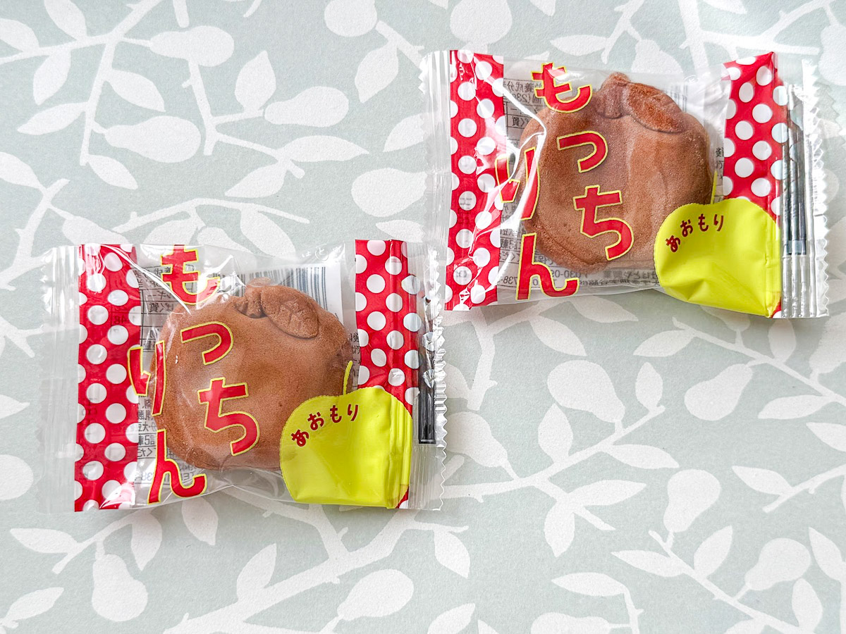 もっちりん(10個入り 1296円)。赤白のドット柄がポップでかわいい