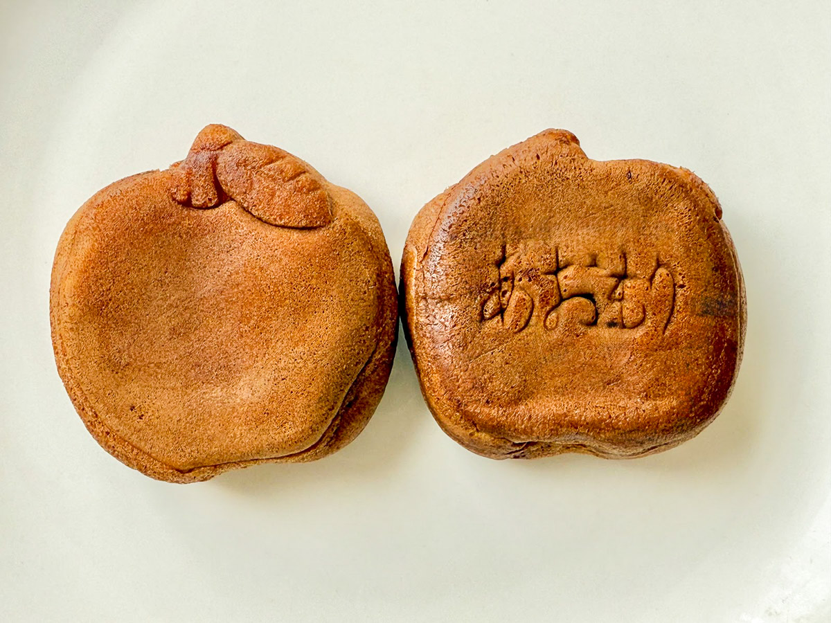 りんごを裏返すと「あおもり」の文字が!